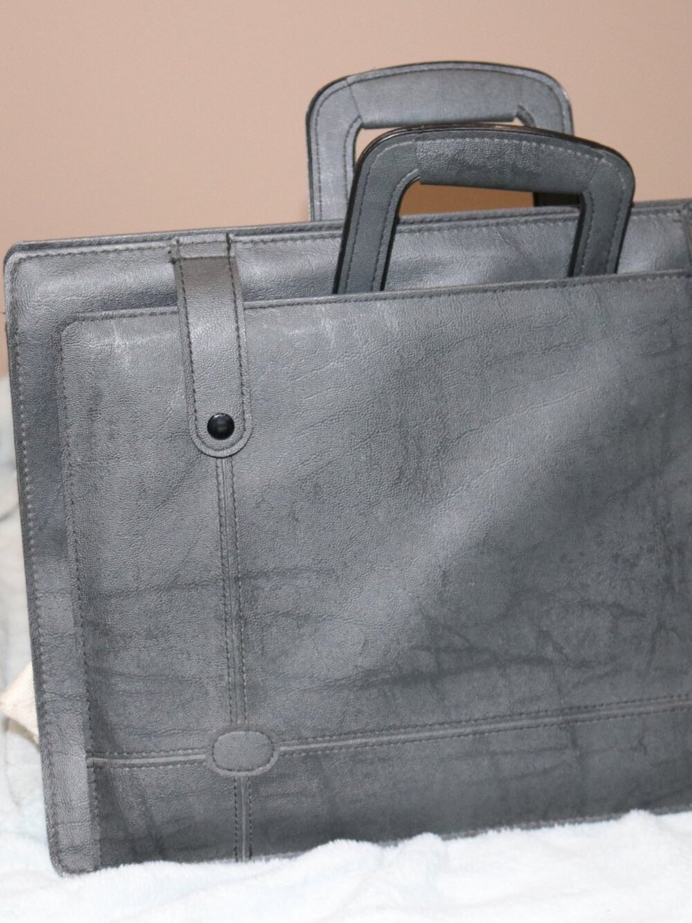 Women's gray portfolio/briefcase. New. 2 pocket.